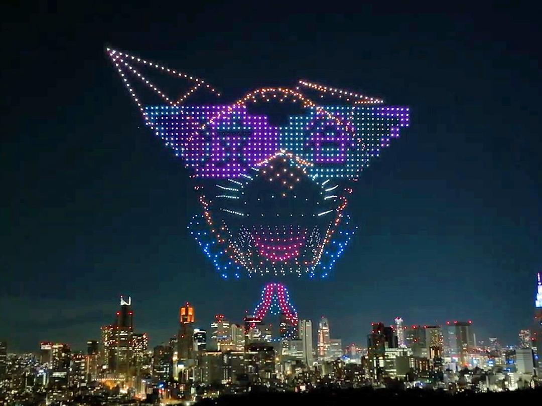 渋谷の夜空に輝いた2200機のドローンショー　「デジハチ」がUFOから登場