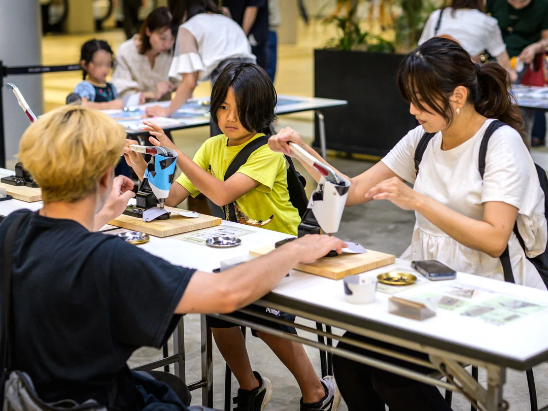 渋谷駅で掲出した広告幕を再利用　親子らが「一点物」の財布作り