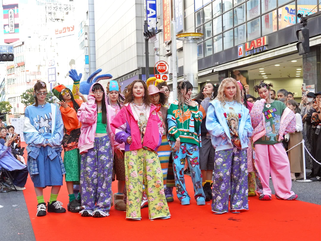 渋谷の真ん中でファッションと文化が交差 仲里依紗さんらが路上ランウェイ