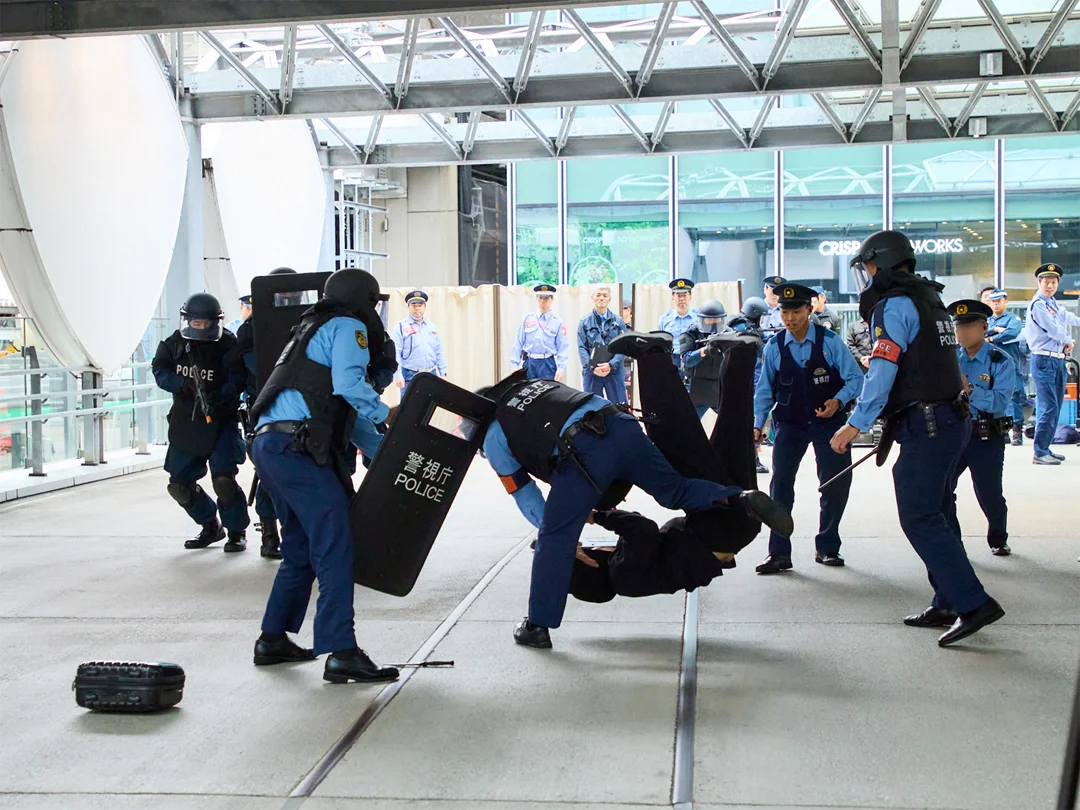 渋谷駅の国道横断デッキで防犯訓練　拳銃持つ不審者や爆発物を想定